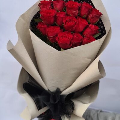 Букет из 15 красных роз в элегантной упаковке.