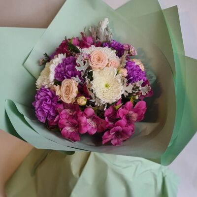 Pastelni buket sa pink cvećem