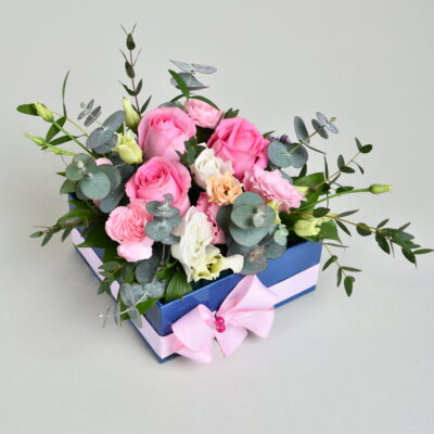 Ružičasto cvetno iznenađenje u plavom box-u