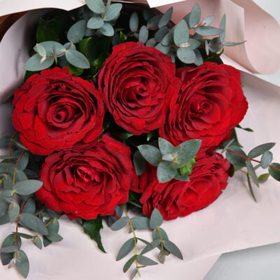 A classy creation of red roses
