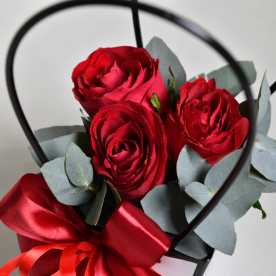 Tri crvene ruže za jedno srce