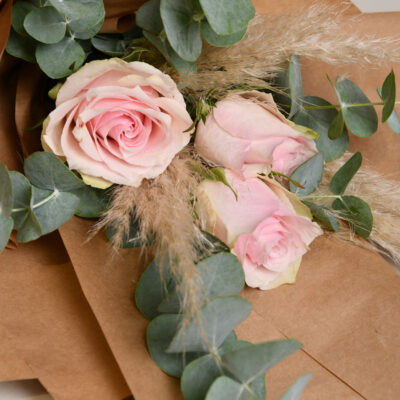 An idyllic bouquet of elegant roses