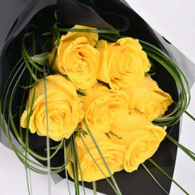 Желтые розы в элегантной черной коробке.