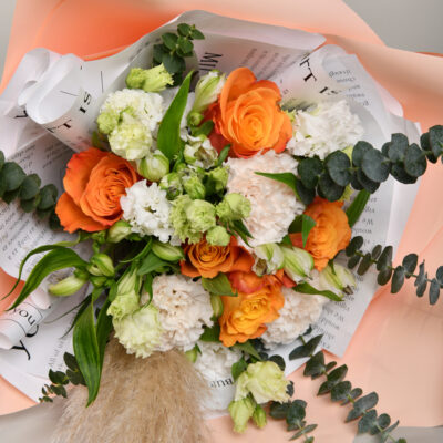 A divine bouquet with apricot details