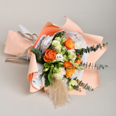A divine bouquet with apricot details