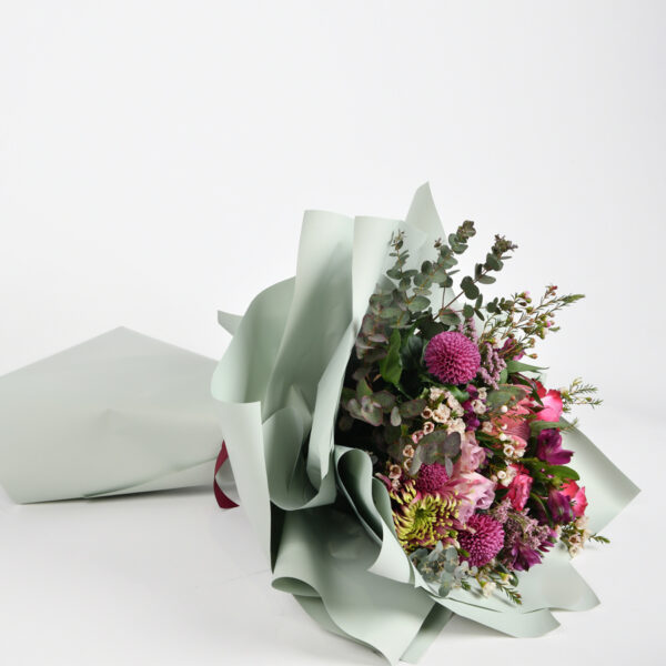 xxl veliki buket od mešanog cveća u plavom ukrasnom papiru - cveećara beograd online - dostava cveća 24/7
