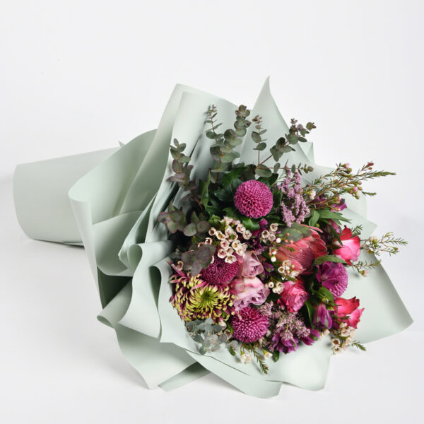 xxl veliki buket od mešanog cveća u plavom ukrasnom papiru - cveećara beograd online - dostava cveća 24/7