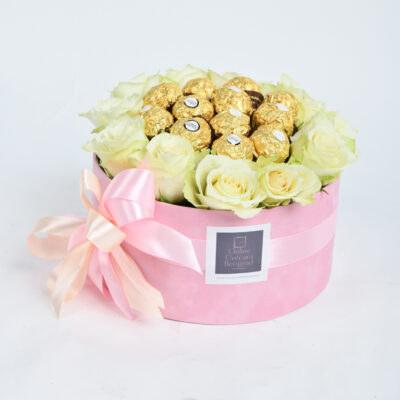 Ružičasti cvetni aranžman sa slatkim jezgrom