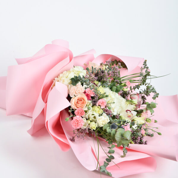 xxl veliki buket od mešanog cveća u roze ukrasnom papiru - cveećara beograd online - dostava cveća 24/7