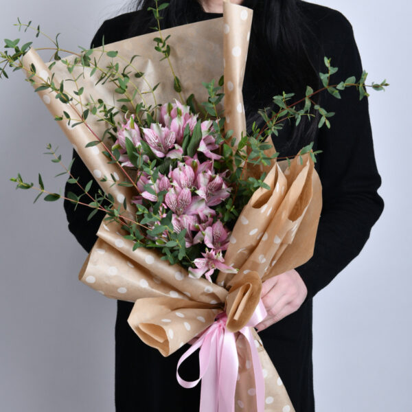 букет хохлатой экзотики в руках - букеты цветов - доставка цветов Белград - интернет магазин цветов Белград